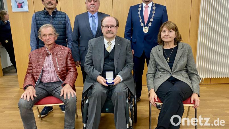 Bürgermeister Markus Ludwig (hinten, rechts) hat die Bürgermedaille verliehen an Johann Meiler, Hans Härtl und Inge Trottmann (vorne, von links), außerdem an Peter Kraus und Boris Damzog (hinten, von links). Bild: Eichl