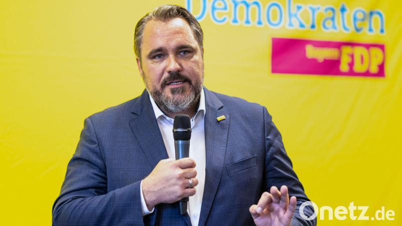 Daniel Föst, Landesvorsitzender der FDP Bayern, spricht beim Politischen Frühschoppen Gillamoos. Archivbild: Matthias Balk