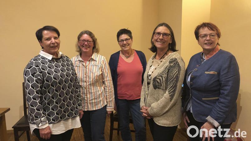 Den neuen Vorstand des Bridgeclubs Amberg bilden (von links) Sportwartin Ingrid Abraham, Masterpunktsekretärin Susanne Rezek, Schatzmeisterin Angelika Baumann, Vorsitzende Birgitt Marx und stellvertretende Vorsitzende Anneliese Daig. Bild: usc