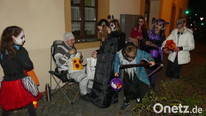 Mit unter ist Anstellen zur Vergabe von Süßigkeiten angesagt. Bild: rn