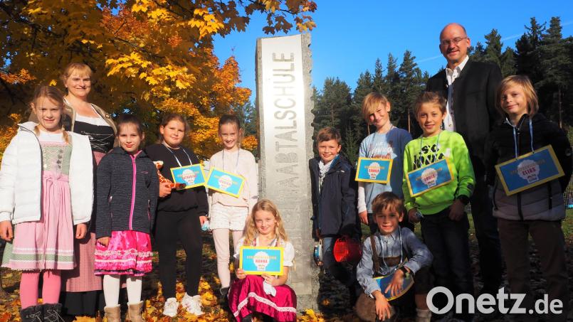 Anlässlich des Bayrischen Tages an der Fichtelnaabtal-Grundschule fanden sich alle Streitschlichter mit der Schulleitung zusammen. Bild: jpl