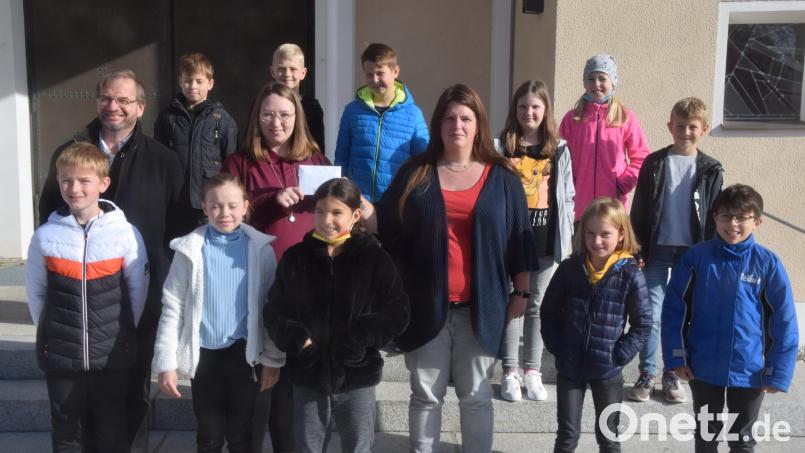 Die Kommunionkinder von Schirmitz und Beschtsrieth spenden 630 Euro. Bild: fz