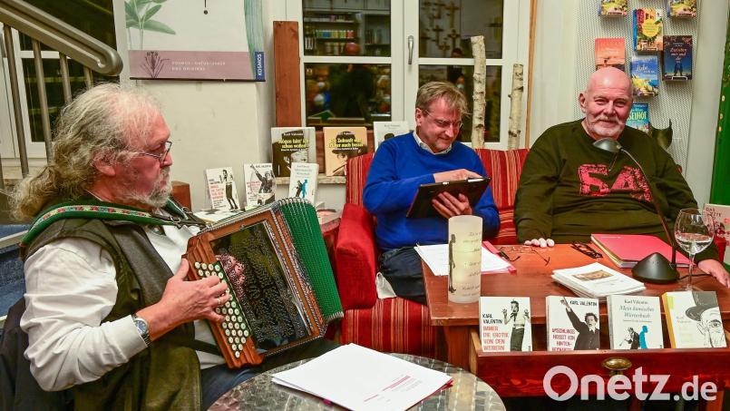 Hans G. Lauth und Berthold Kellner (von rechts) lasen unterhaltsam und mit viel Leidenschaft Texte und Zitate sowie Lieder von Karl Valentin. Walter J. Pilsak (links) sorgte mit seiner Quetsch’n für den musikalischen Part des Abends. Bild: Siegfried Steinkohl ubb