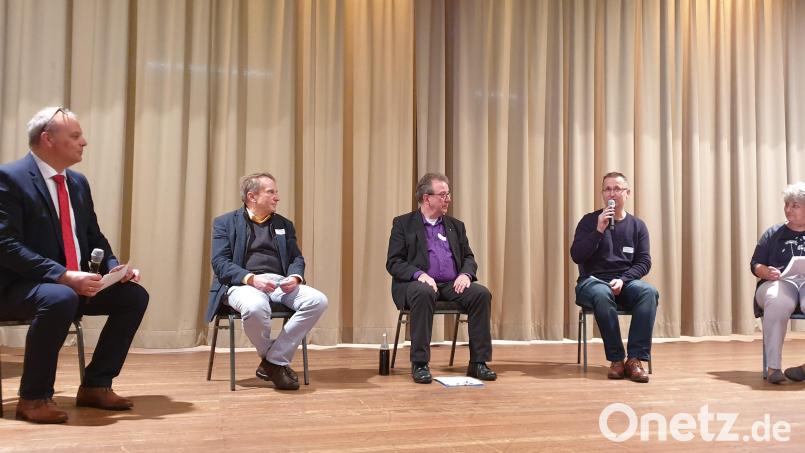 Wohin entwickelt sich die evangelische Kirche im Dekanat Weiden in den nächsten Jahren? Welche Chancen und Herausforderungen gibt es? Dazu diskutierten auf dem Podium (von links) Dekan Thomas Guba, Karl Rühl vom Diakonischen Werk Weiden, Dekanatsentwickler Klaus Weber, Markus Imhof, Kirchenvorsteher aus Kirchendemenreuth und die Präsidentin der Dekanatssynode, Käthe Pühl. Bild: Susanne Götte/exb
