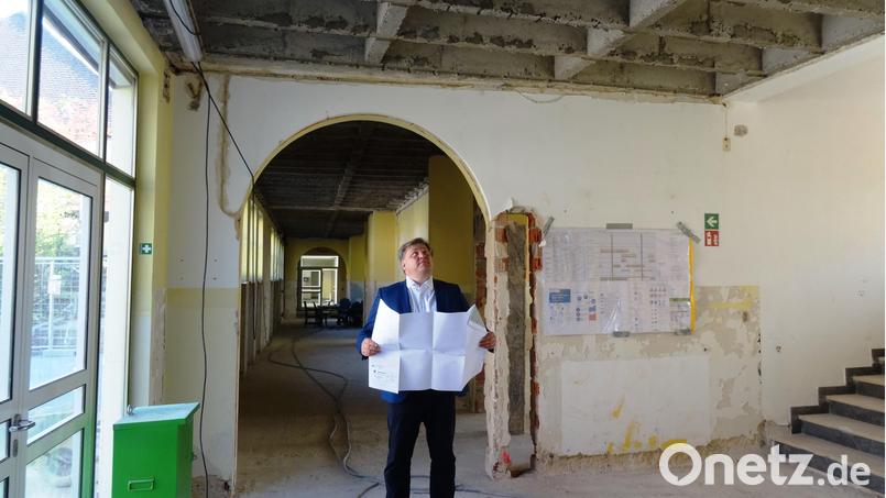 Bürgermeister Stefan Braun begutachtet die fortschreitende Sanierung der Kastler Volksschule. Derzeit werden die Gebäude in den Rohbauzustand versetzt. Auch die Deckensanierung steht an. Bild: jp