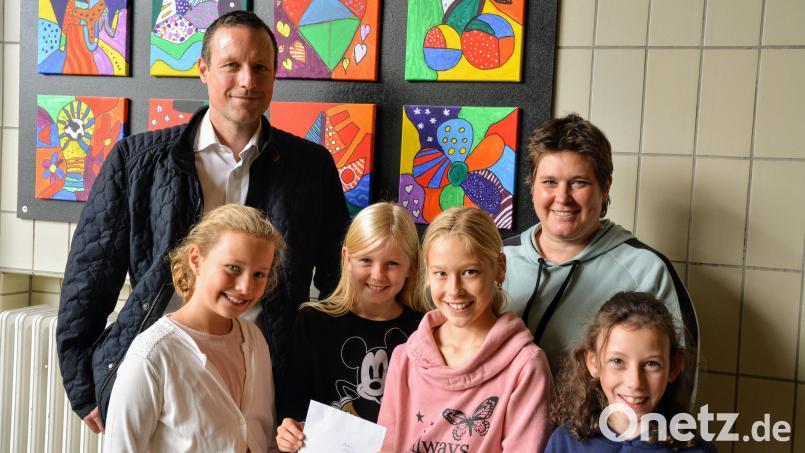 Matthias Schanderl vom Verein &quot;Ninos Freunde&quot; e. V. und Gemeindereferentin Barbara Schlosser freuten sich über die Spende der Ehenfelder Kommunionkinder Bild: fdl