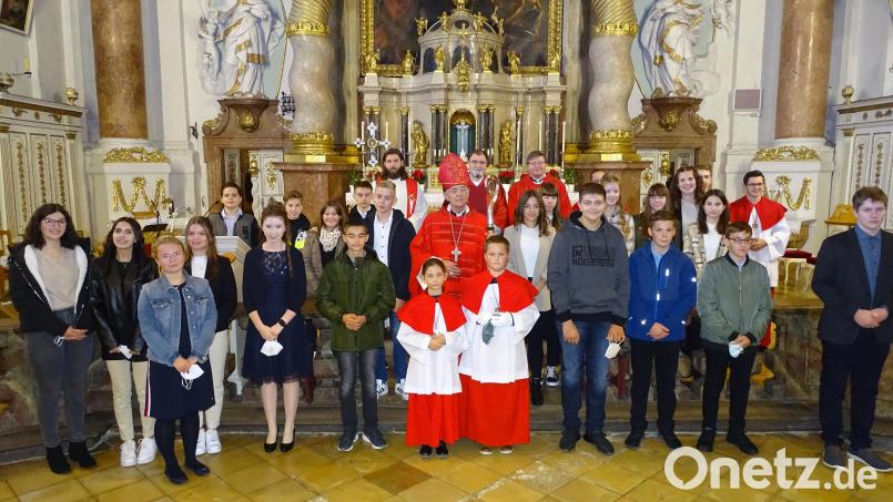 Die Michelfelder Firmlinge mit Erzbischof Ludwig Schick sowie den Konzelebranten und Ministranten nach dem Gottesdienst. Bild: ll