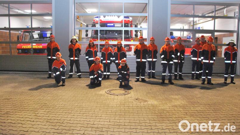 Station Feuerwehrhaus: Stolz posiert die Ammersrichter Jugendfeuerwehr vor den neuen Toren ihres Feuerwehrhauses Bild: gsp