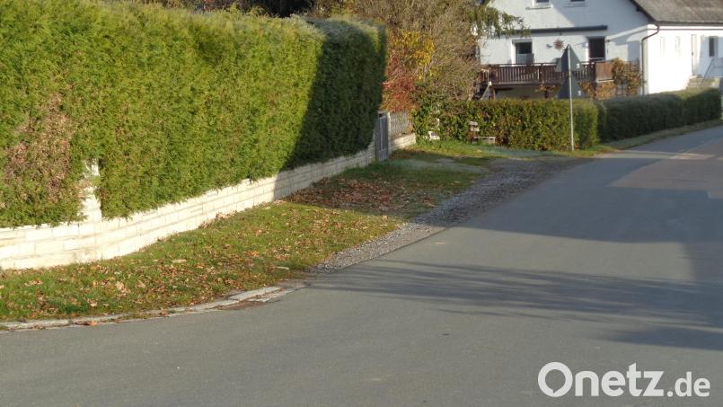 Dieser gemeindliche Randstreifen in der Frauensteinstraße könnte befestigt werden. Die Entscheidung darüber stellte der Marktrat aber noch zurück. Bild: amö