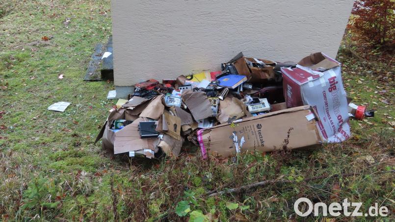Ein Unbekannter hat eine große Ladung Müll hinter ein Trafohaus zwischen Wurmrausch und Ammerried gekippt. Bild: Polizeiinspektion Sulzbach-Rosenberg