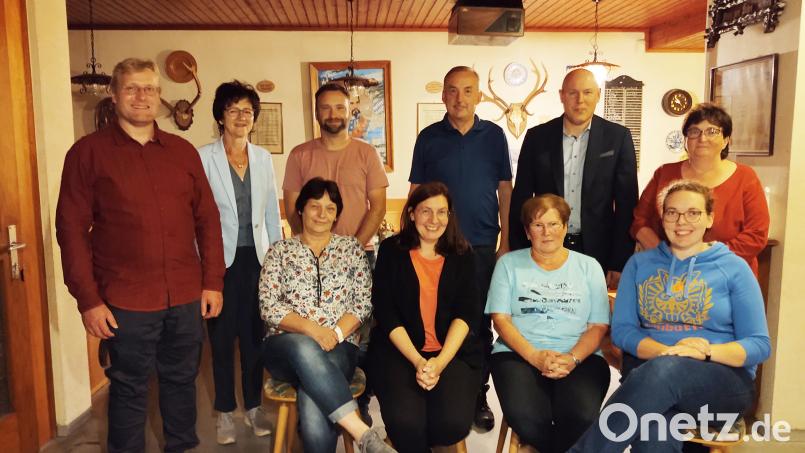 Für die kommende Amtsperiode ist das Team um Vorsitzenden Jörn Schedl (links) für die Geschicke des Vereins zuständig. Inge Härtl (Zweite von links) und Markus Preisinger (Zweiter von rechts) dankten ihm und Rita Trißl, Robert Gleißner und Sören Amsel (stehend, von rechts) sowie Nadja Zeitler, Elisabeth Schmidkonz, Carola Ertl und Martina Ott (sitzend, von rechts), dass sie sich für die Ämter zur Verfügung stellten. Bild: flt