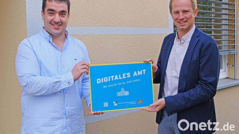 Der Beauftragte für Digitales, Matthias Zwack (links), und Bürgermeister Konrad Kiener präsentieren die Auszeichnung des Ministeriums Bild: twi