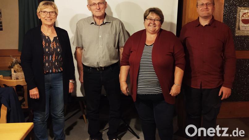 Vorsitzender Jörn Schedl (rechts) bedankte sich bei Rita Forster, Hubert Mark und Anita Krapfl (von links) für die langjährige Mitarbeit im Verein. Besonders dankte er Hubert Mark, der viele Jahre als Vorsitzender die Geschicke des Vereins leitete. Bild: flt