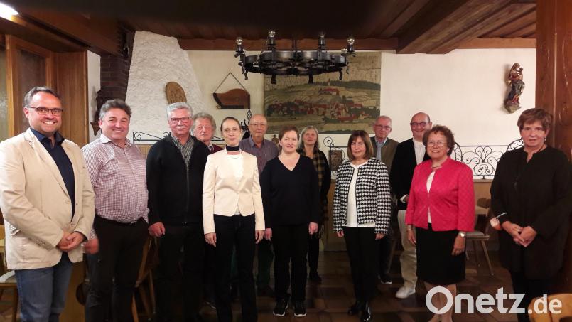 Die Geehrten mit Bezirksvorsitzendem Manuel Sennert (links) und Kreisvorsitzender Martina Maier (rechts). Bild: Martina Maier/exb