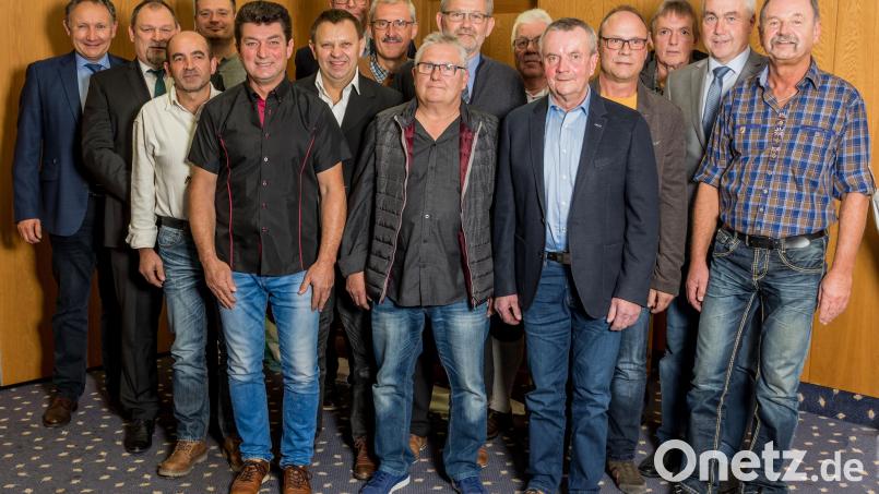 Zahlreiche Mitarbeiter von Buchtal wurden für ihre langjährige Betriebszugehörigkeit ausgezeichnet. Bild: Werk Buchtal/exb