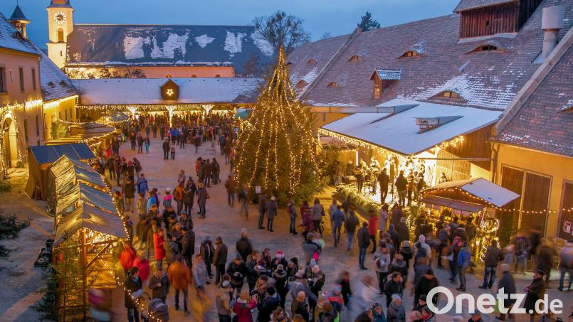 Der Friedenfelser Weihnachtsmarkt im historischen Ökonomiehof lockte vor Corona stets Besucherscharen an. Auch heuer kann der Lichter- und Budenzauber nicht in der gewohnten Form stattfinden. Archivbild: bsc