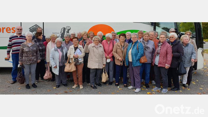 Die Teilnehmer der Fahrt ins Blaue hatten ihren Spaß. Mit auf dem Bild die Organisatorin Waltraud Gmeiner (erste Reihe, Dritte von links) und Seniorenbeauftragter Roland Locher (links). Bild: njn