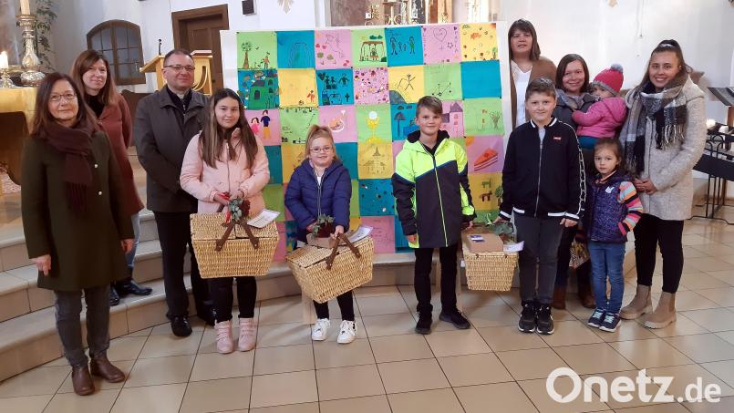 KAB-Teamsprecherin Christine Sollfrank (von links) und Susanne Griener vom Ichtys-Team waren mit für die Organisation der Picknickdeckenaktion in Kulmain verantwortlich. Am Ende wurden unter den Kindern drei Körbe mit regionalen Produkten verlost. Bild: Pfarrei Kulmain/exb
