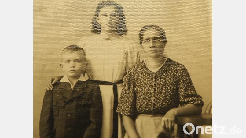 Anna Aschka, damals noch Anna Haselsteiner, mit ihrem sechs Jahre jüngeren Bruder und ihrer Mutter Hedwig: Das Foto gehört zu den wenigen Aufnahmen, die damals bei der Vertreibung in der &quot;richtigen&quot; Kiste waren. Repro: bl