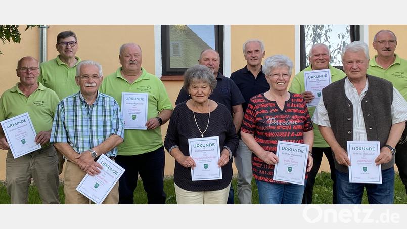 Vorsitzender Erich Pechtl (links) und sein Stellvertreter Richard Eckl (rechts hinten) ehren zahlreiche Mitglieder für ihre langjährige Treue zum Stopselclub Lengenfeld. Bild: egl