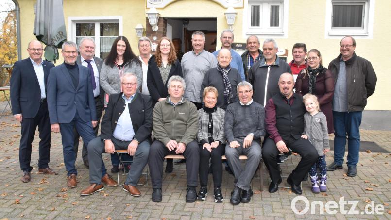 Die Eisenbahner, die für 25, 40 und 50 Jahre Mitgliedschaft in der EVG geehrt wurden. (mit Ehrengästen). Sitzend, von rechts: EVG-Ortsvorsitzender Achim Schraml (mit Tochter), der in Regensburg auch als Betriebsratsvorsitzender des RBO wirkt. Bild: hcz