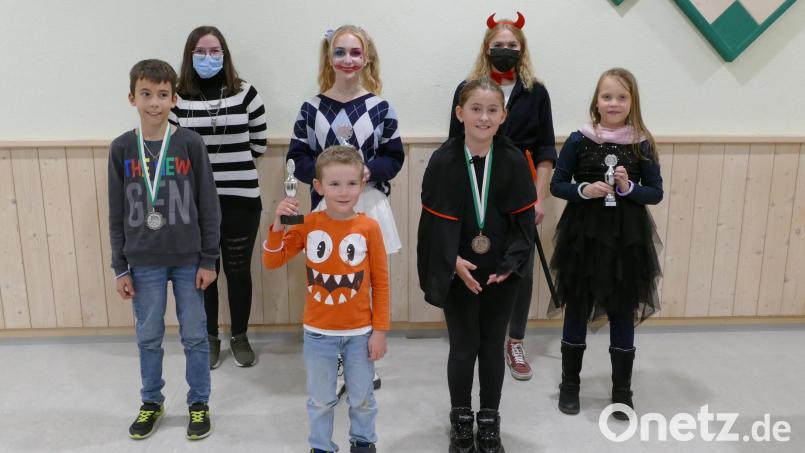 Die Sportschützen in Kastl veranstalteten ein Halloween-Schießen für die Kinder. Das Bild zeigt die Sieger der Glückswertung zusammen mit den Jugendleitern, die die Aktion organisiert hatten. Bild: rwo