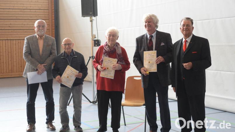 Bundesvorsitzender Armin Nentwig (rechts) zeichnete Andreas Reichel, Viktor Monfort, Regina Straß und Rudolf Anton Neszt (von links) für 25-jährige Mitgliedschaft aus. Bild: Andreas Brueckmann