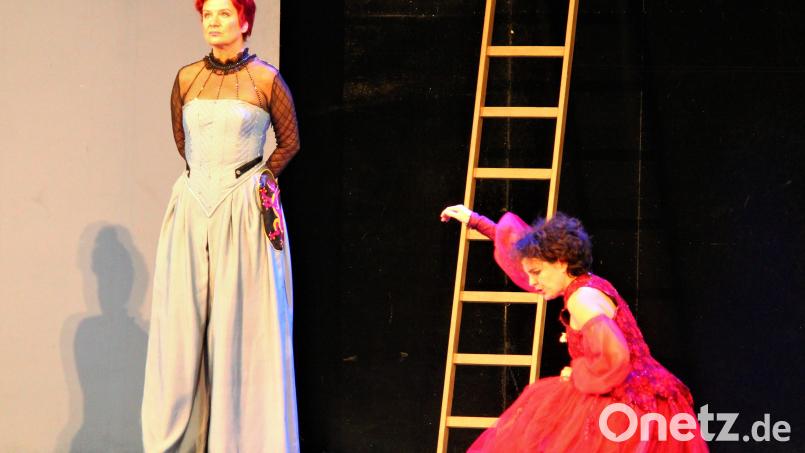 Maria Stuart (Franziska Mencz, r.) und Elisabeth I. (Ulrike Knospe) liegen - salopp gesagt - im Clinch Bild: stg