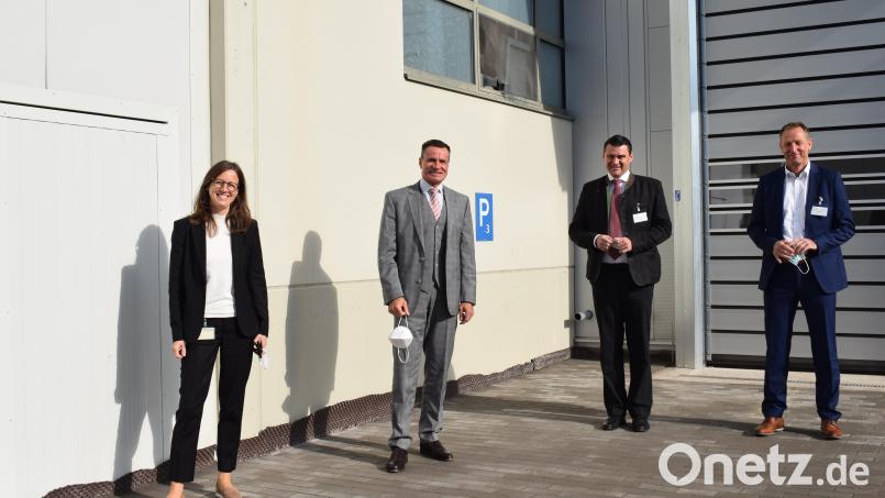 Werksleiterin Birgit Heindl und Vice President Oliver Burgel präsentierten Landrat Ebeling und Christian Meyer (von links) das neue Reinraumgebäude. Bild: bnr
