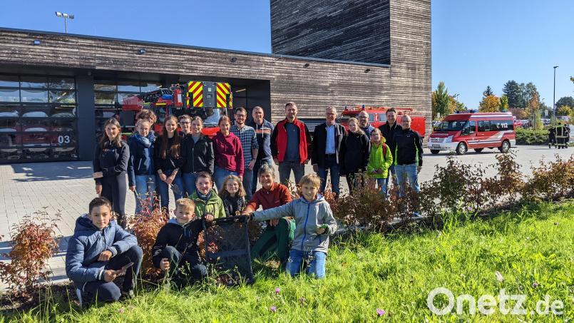 Zusammen mit Stadtgärtnerin Rosemarie Rahn durften die jungen Feuerwehr-Mitglieder den Grünstreifen am Gerätehaus bepflanzen. Bild: Johannes Werner/exb