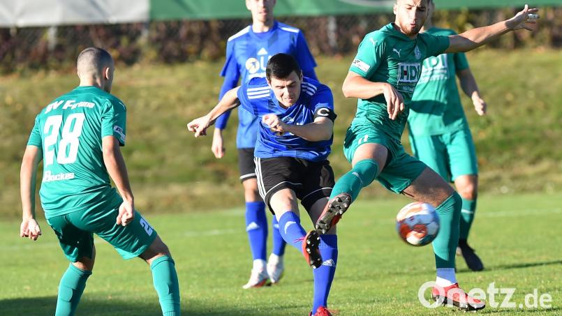 Kapitän Stefan Graf (Mitte) schlägt im Schlagerspiel bei Fortuna Regensburg einen weiten Ball in die Spitze: Trotz des Punktgewinns beim hartnäckigsten Verfolger und eines Vorsprungs von acht Punkten ist die Meisterschaft noch nicht das ganz große Thema bei der SpVgg SV Weiden. Bild: A. Schwarzmeier