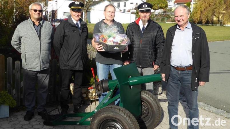 Peter Schmidt (Bildmitte) hat mit der Salutkanone der KSK Speinshart stets alle Hände voll zu tun. Bild: do