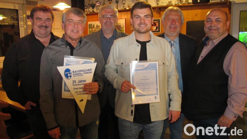 Verdiente Fußball-Unparteiische wurden für ihr nicht immer leichtes Amt vom Bayerischen Fußballverband gewürdigt. Von links: Kreisvorsitzender Albert Kellner, Franz Dietrich (25 Jahre), Bezirksvorsitzender Thomas Graml, Jonas Kohn (10 Jahre), Andreas Allacher und Thomas Gebele. Bild: Karl-Heinz Grollmisch/exb