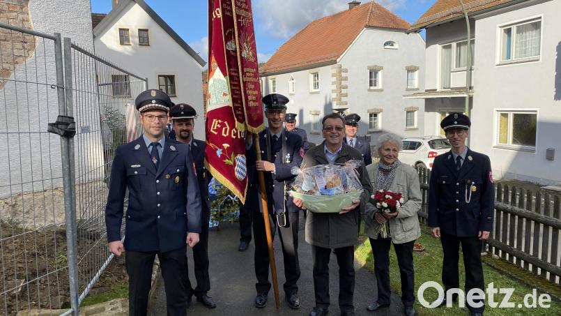 Ludwig Frank (Mitte), Ehrenkommandant der Edeldorfer Wehr, ist 80 geworden; seine Feuerwehr hat ihm zu Ehren einen Fahnenzug veranstaltet. Bild: FFW Edeldorf/exb
