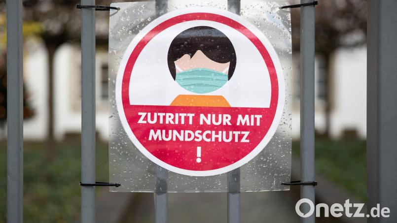 „Zutritt nur mit Mundschutz!“ steht am Eingang einer Schule. Foto: Friso Gentsch/dpa/Symbolbild Bild: Friso Gentsch
