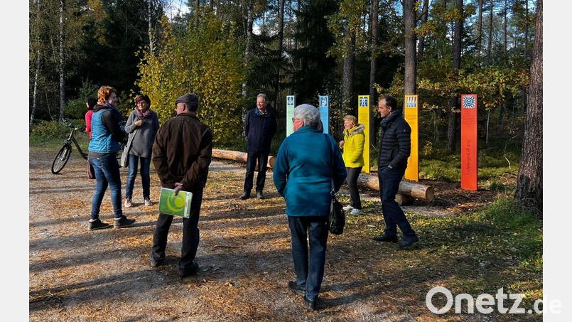 Vorstandschaft des Kneippverein Edelsfeld mit Bürgermeister Hans-Jürgen Strehl und einigen Mitgliedern vor den Stehlen am Waldrand Bild: gru