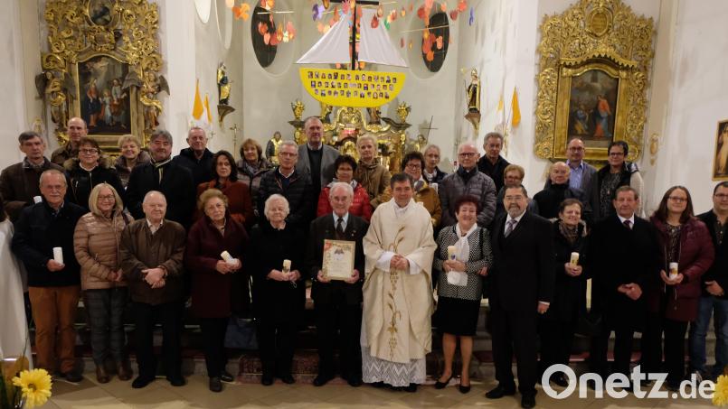 18 Ehejubilare feierten mit Pfarrer Max Früchtl einen eindrucksvollen Dankgottesdienst. Bild: le