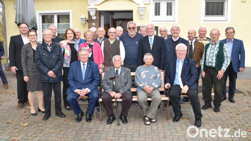 Die Gruppe der EVG-Mitglieder, die für 60, 65, 70 und 75 Jahre Treue geehrt wurde. Sitzend von links: Stellvertretender EVG- Vorsitzender Martin Burkert, die beiden 75-Jahre Jubilare Hans Witzke und Wenzl Fischer, sowie Anton Hoffmann, der frühere Weidener DGB-Ortsstellenleiter. Bild: hcz