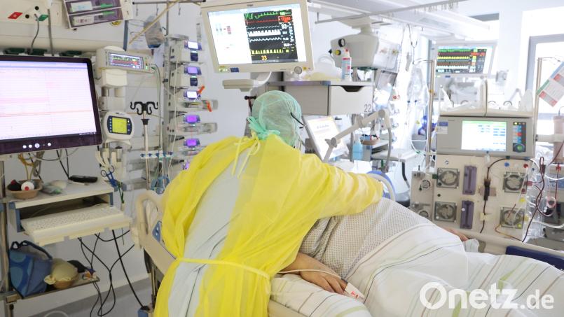 Die Zahl der Intensivpatienten schnellt in die Höhe, viele Kliniken in Bayern kommen so langsam an die Belastungsgrenze. Symbolbild: Bodo Schackow/dpa