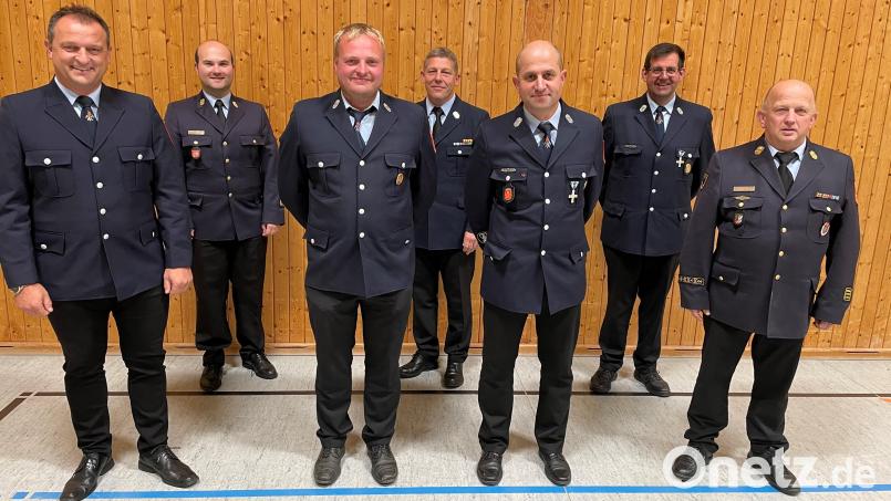 Er ist nicht zu ersetzen. Helmut Kellner (Dritter von rechts) bleibt zunächst Kommandant der Feuerwehr Lerau. Bild: fz