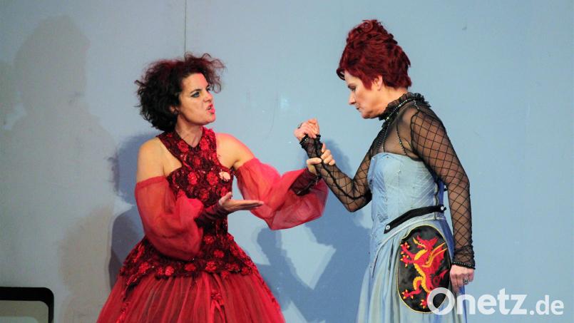 Maria Stuart (Franziska Mencz, l.) und Elisabeth I. (Ulrike Knospe) liegen - salopp gesagt - im Clinch Bild: stg