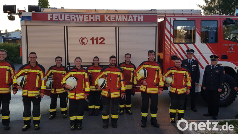 Stolze Gesichter nach absolvierter Leistungsprüfung: Die Floriansjünger der ersten Löschgruppe der Feuerwehr Kemnath mit den Schiedsrichtern vor dem Hilfeleistungslöschfahrzeug. Bild: mde