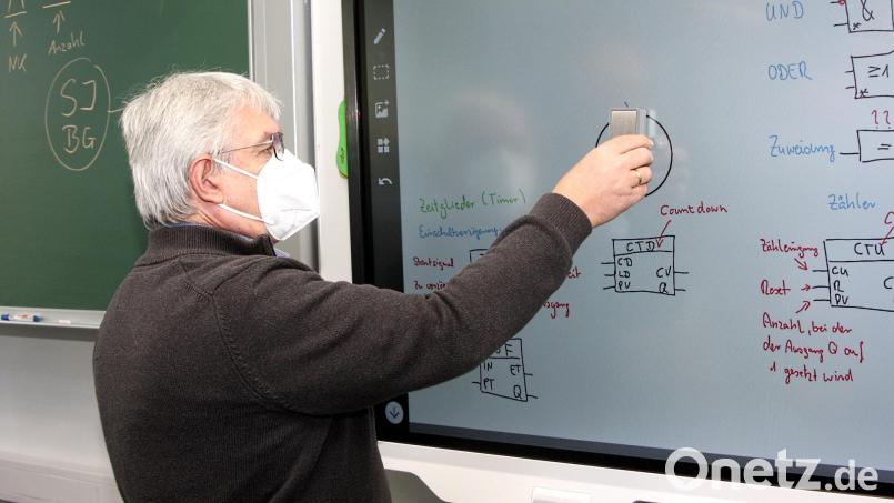 Joachim Hippeli, Lehrer am Informatik-Campus, erklärte an einer der modernen Schultafeln die Möglichkeit, das Erarbeitete auf die Rechner zu übertragen. Bild: wro