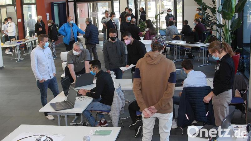 Bereits im Foyer des BSZ Wiesau konnten die ersten Kontakte geknüpft und Informationen gesammelt werden. Bild: wro