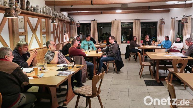 Zahlreiche Vereinsvertreter sicherten Bürgermeister Oskar Schuster (rechts) bei der Kartellversammlung ihre Unterstützung bei anstehenden Veranstaltungen zu. Bild: bsc