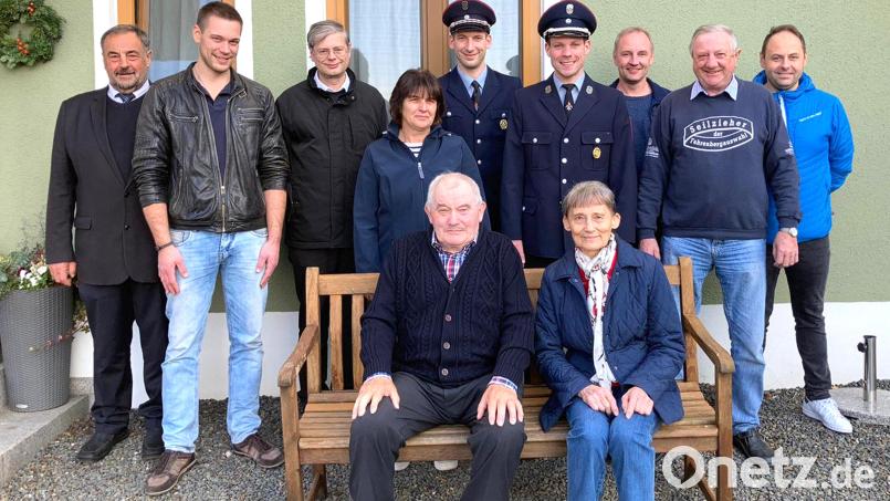 An seinem 80. Geburtstag nimmt Alfred Grötsch mit seiner Frau Johanna am Hofbankerl Platz. Bild: fvo