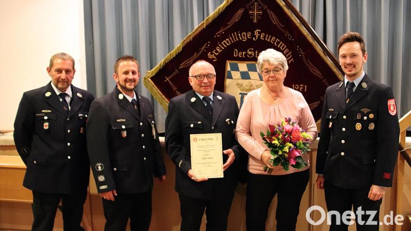 Unser Bild zeigt Stephan Farnbauer (von links), Kommandant Andreas Kneidl, Jürgen Knöfel mit Ehefrau Maria und Vorsitzenden Marius Seitz. Bild: jma