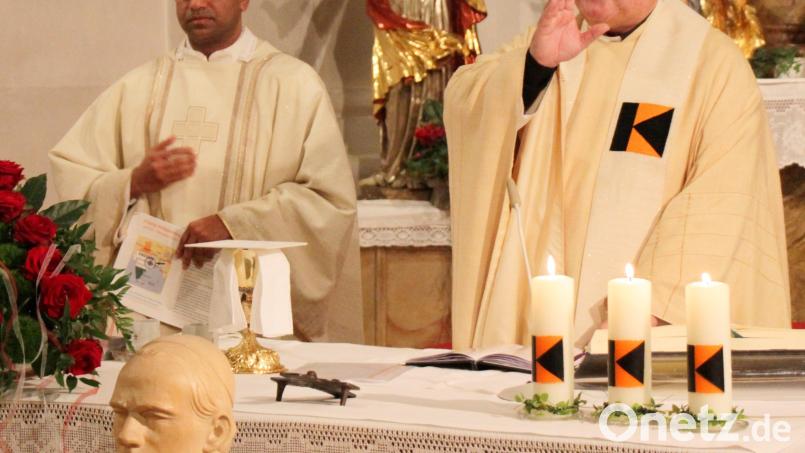 Die beiden Zelebranten Präses Anish George (links) und Präses Karl Dieter Schmidt beim Gottesdienst. Bild: soj