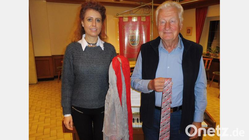 Die Aktiven des Männergesangvereins Hahnbach, hier Vorsitzender Günter Winter, treten künftig mit neuen Krawatten auf. Chorleiterin Jana Müller trägt dann das dazu passende Halstuch. Bild: ibj