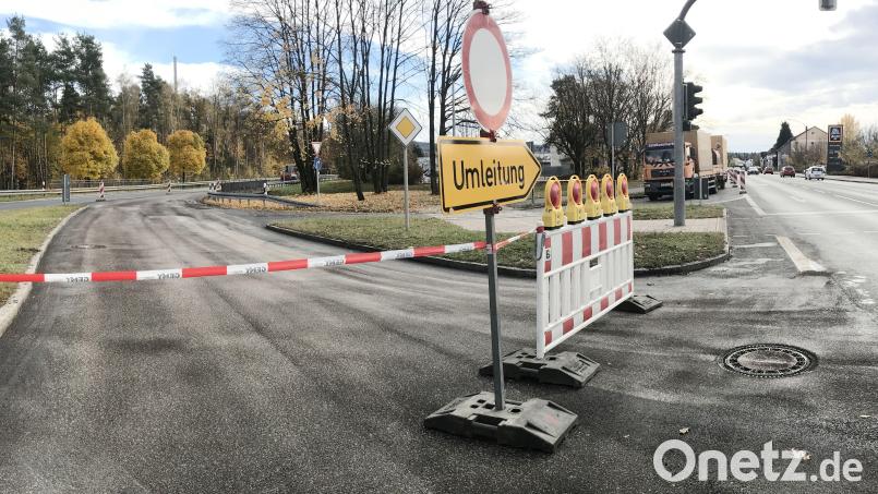 Noch ist die B22 in Richtung Cham auf Höhe des Generationenmarktes in Weiden gesperrt. Hier wird die Fahrbahn erneuert. Bild: Gabi Schönberger
